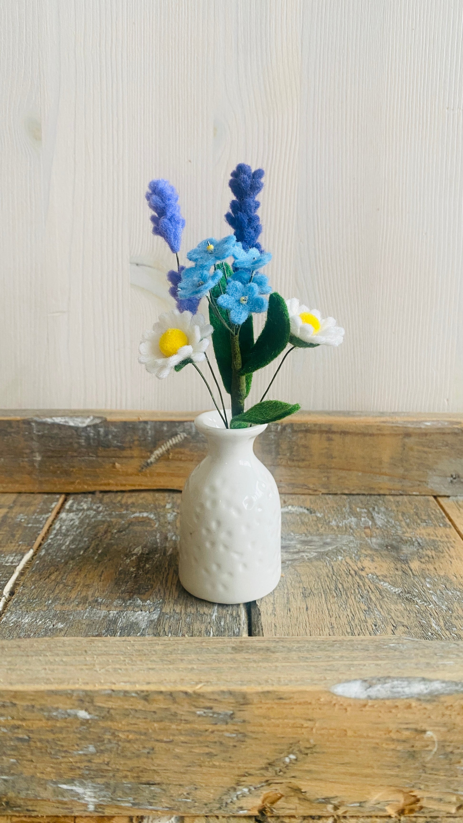 klein viltbloemenboeketje handgemaakt en duurzaam met lavendel madeliefjes en vergeet me nietjes in een wit vaasje