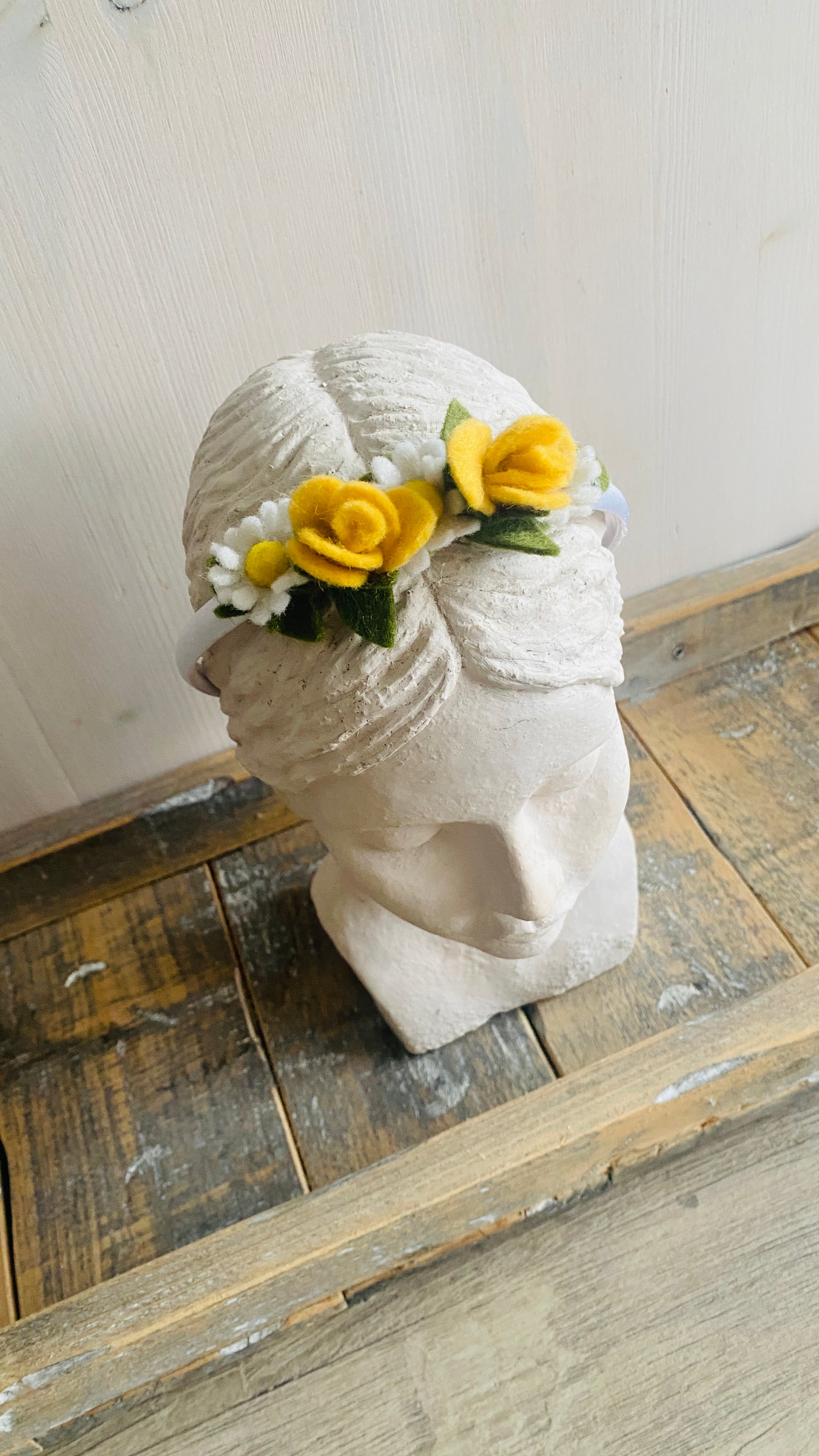 haarband met handgemaakte viltbloemen perfect voor bruiloft