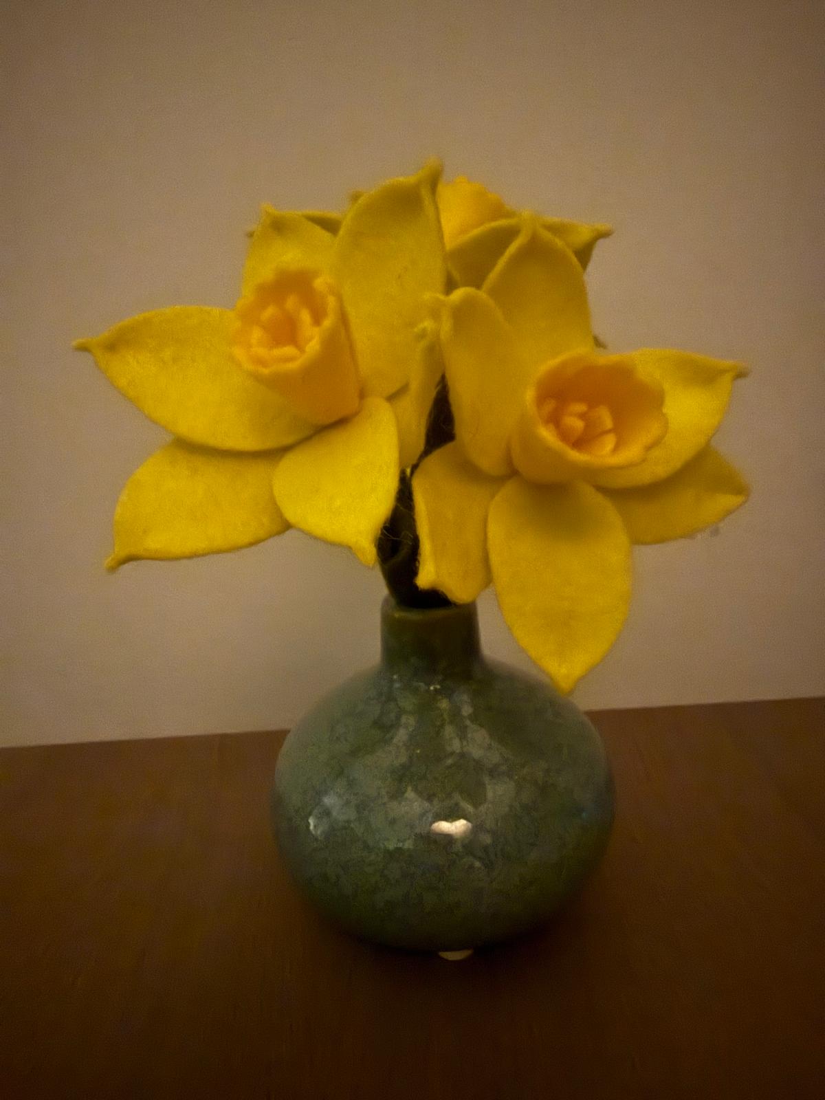 boeketje handgemaakt viltbloemen gele narcissen in een groen vaasje
