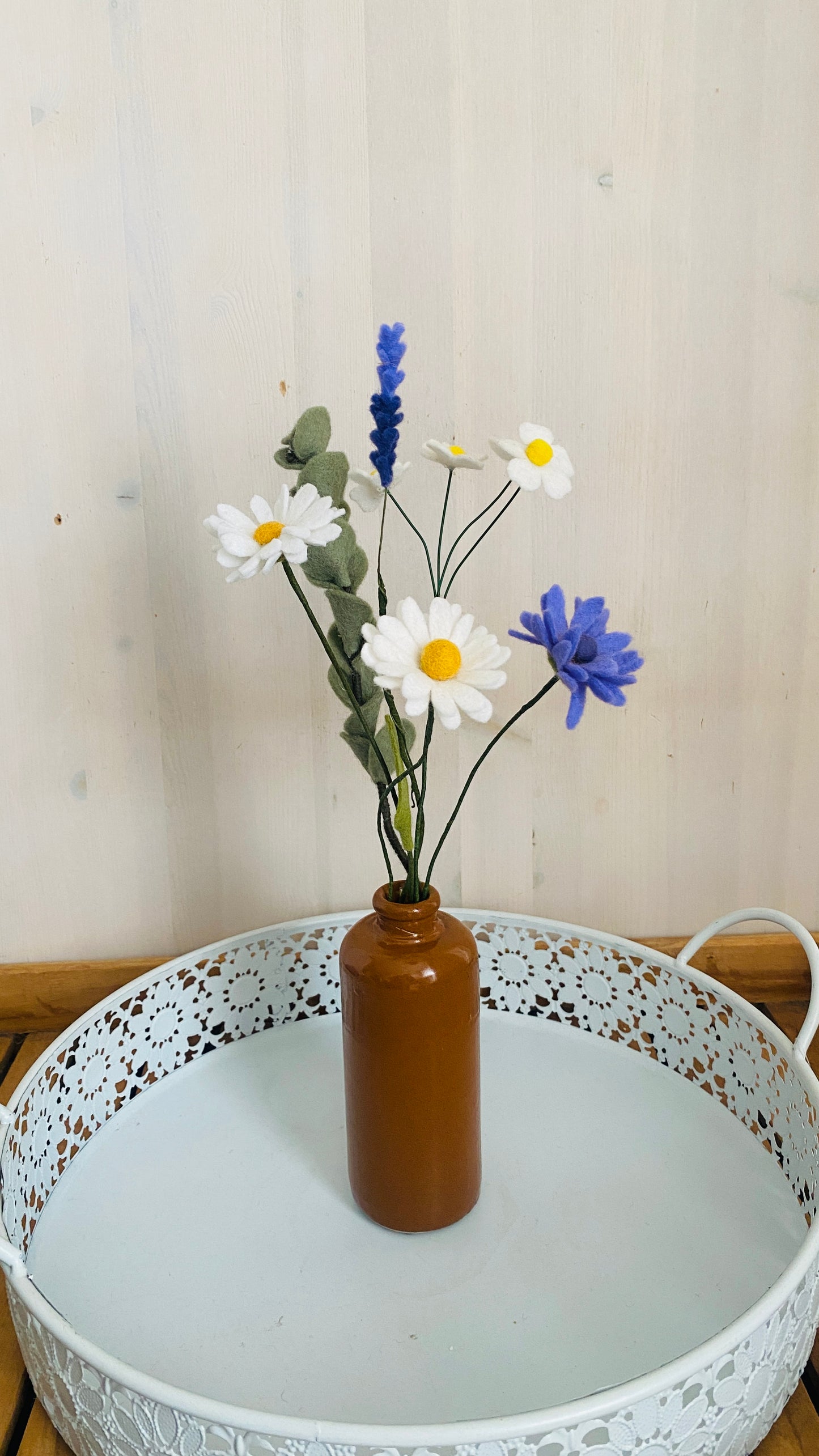 schattig viltbloemenboeket met margrieten, kamille, eucalyptus en lavendel