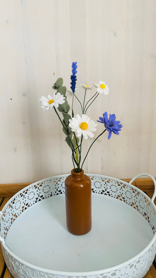 schattig viltbloemenboeket met margrieten, kamille, eucalyptus en lavendel