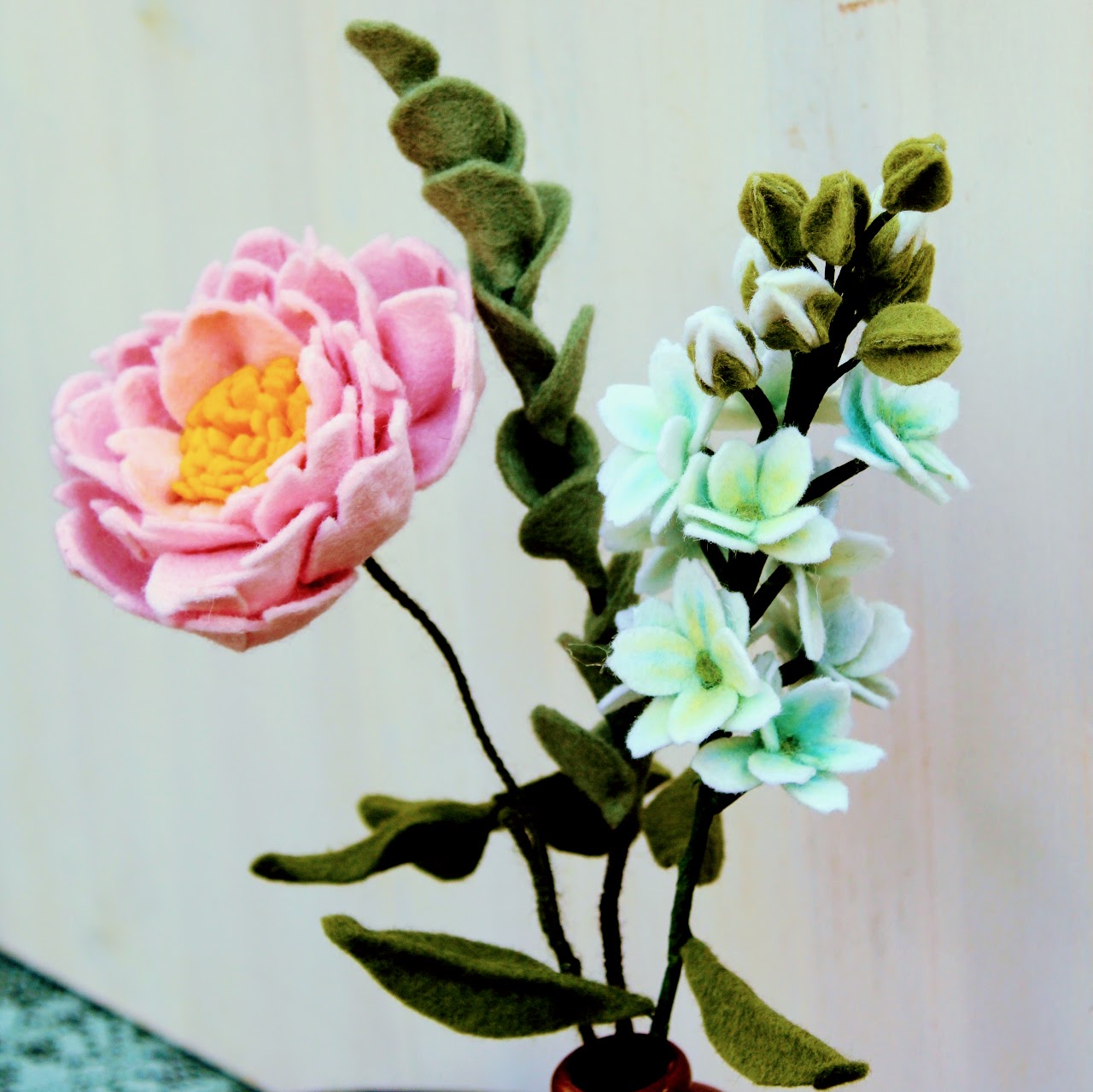 luxe viltbloemenboeket zonder gif met pioenroos violier en eucalyptus handgemaakt