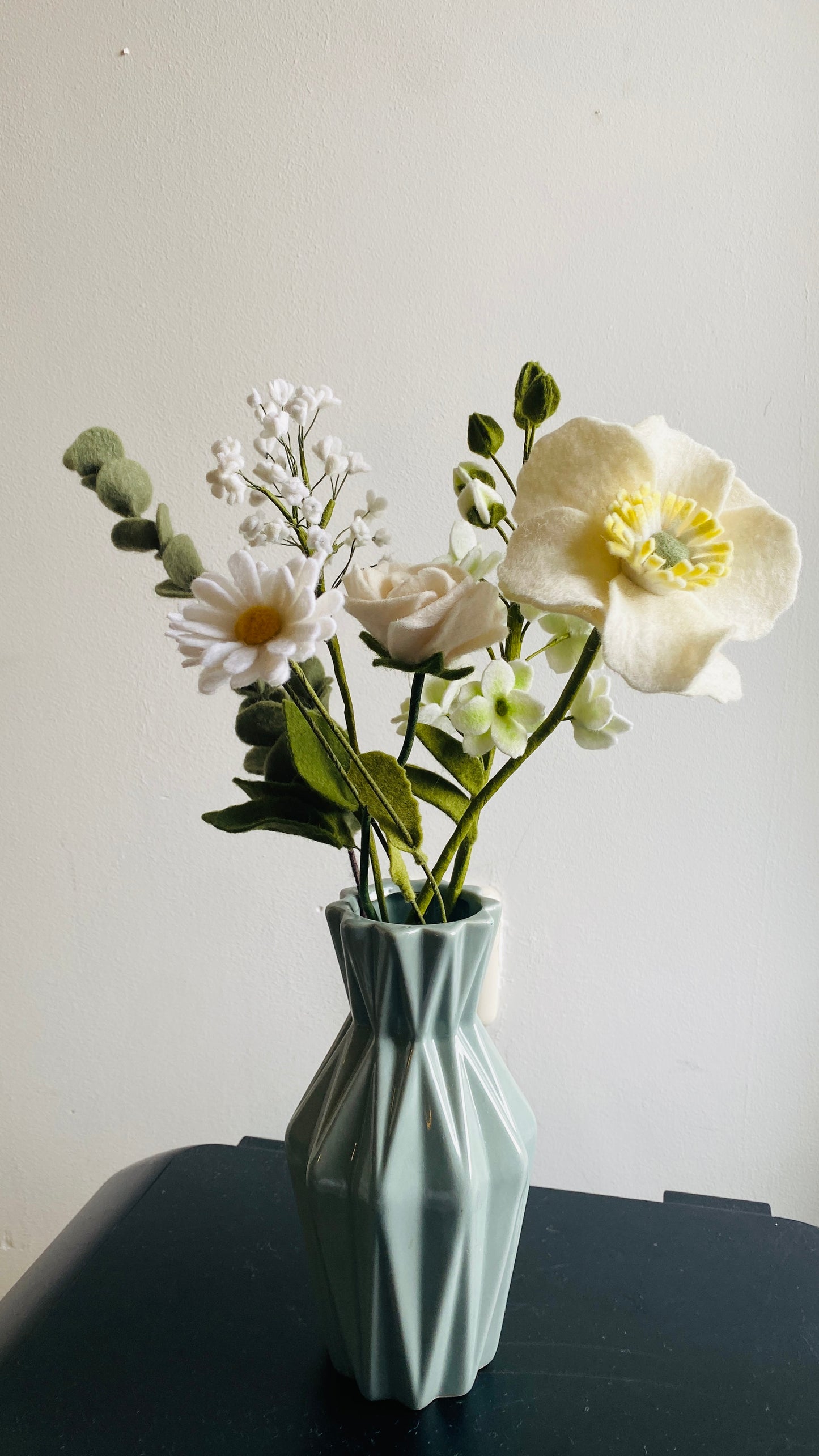 boeket met viltbloemen handgemaakt van wit wolvilt met luxe uitstraling