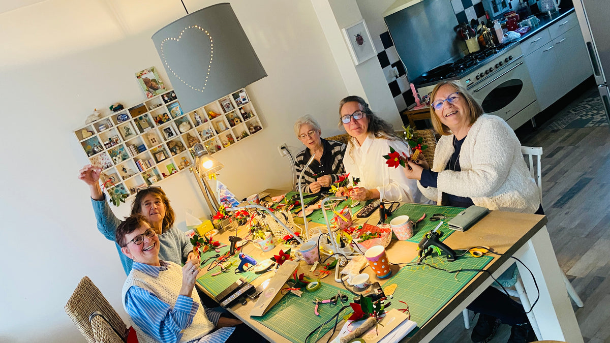 Drie kerstitems maken tijdens een workshop viltbloemen maken gegeven door het vitbloemenatelier in Uithoorn