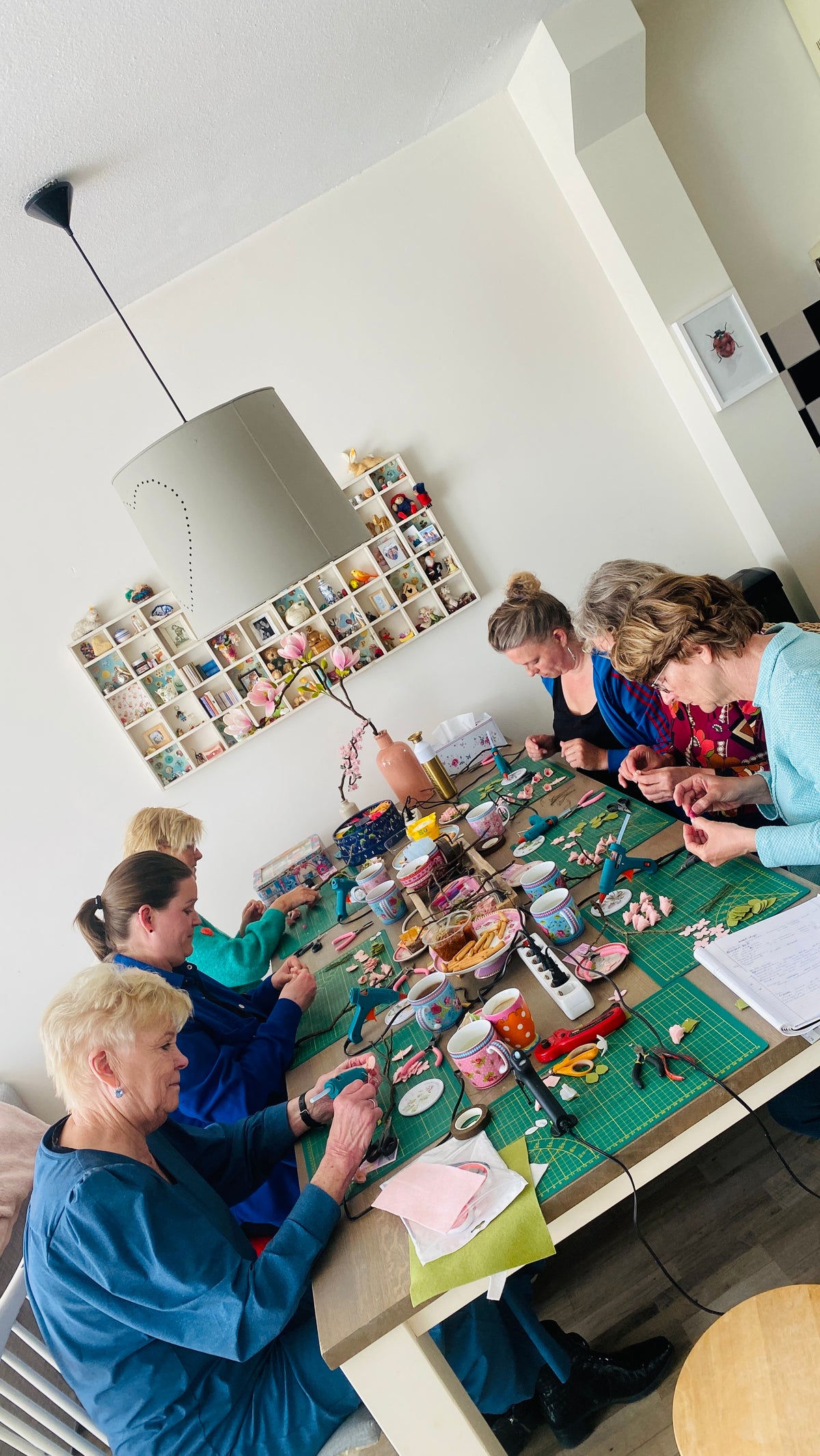 bloesemtak maken tijdens een workshop gegeven door het vitbloemenatelier in Uithoorn